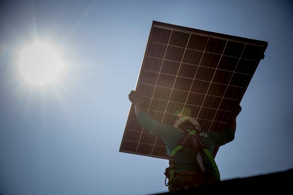 Shonky traders are taking customers for a ride by cashing in on the state government's solar subsidies. Photo: Bloomberg