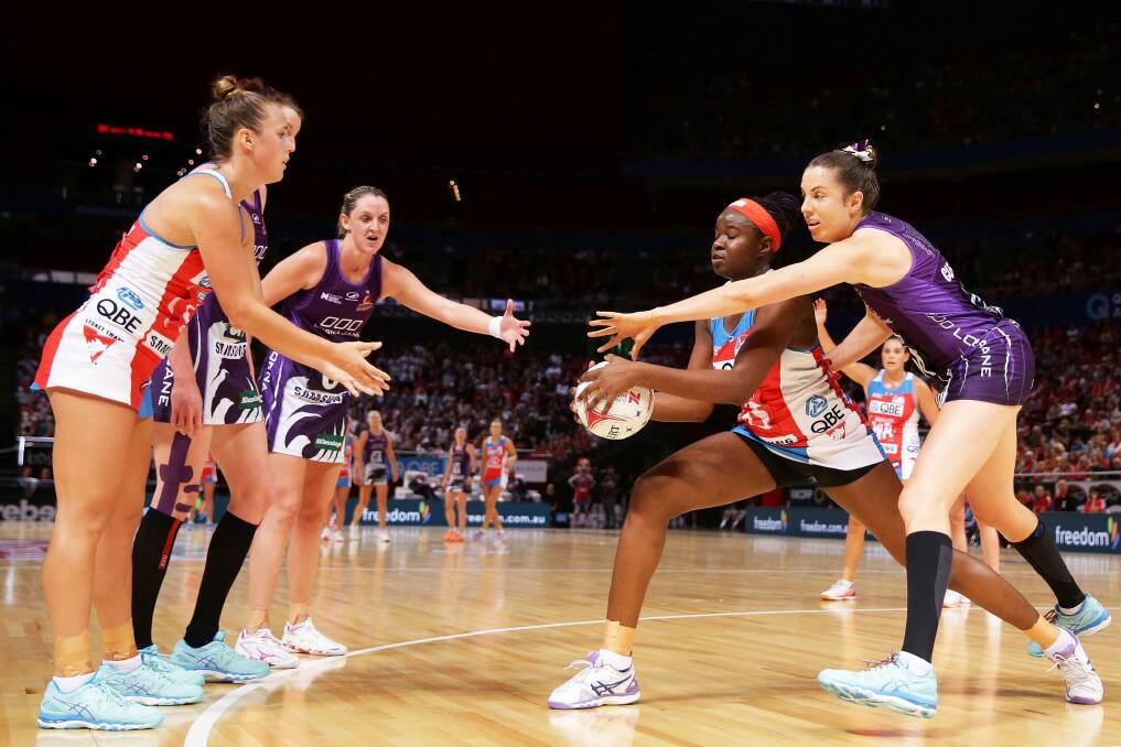 Paige Hadley passes to Sam Wallace during the Swifts-Firebirds match on May 27. Photo: Getty Images