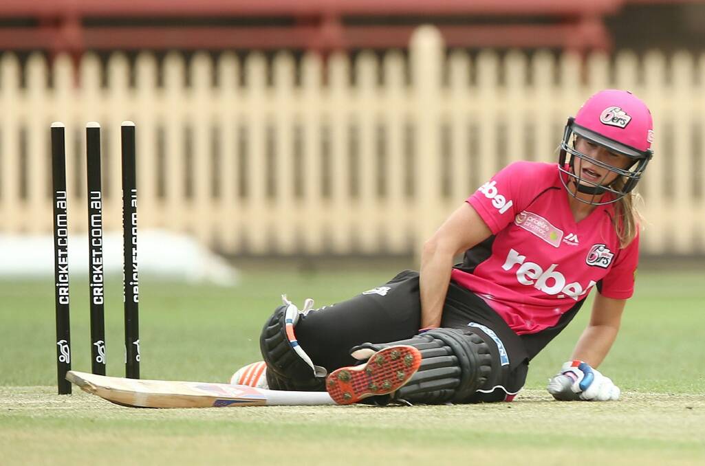 Down and out: Ellyse Perry injured her hamstring in the women's Big Bash League. Photo: Getty Images
