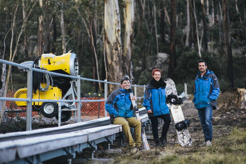 Dane Liepins, Emma Fish and Andrew Snell on the ski slope at Corin Forest. 

27 May 2016
Photo by Rohan Thomson
The Canberra Times Photo: Rohan Thomson