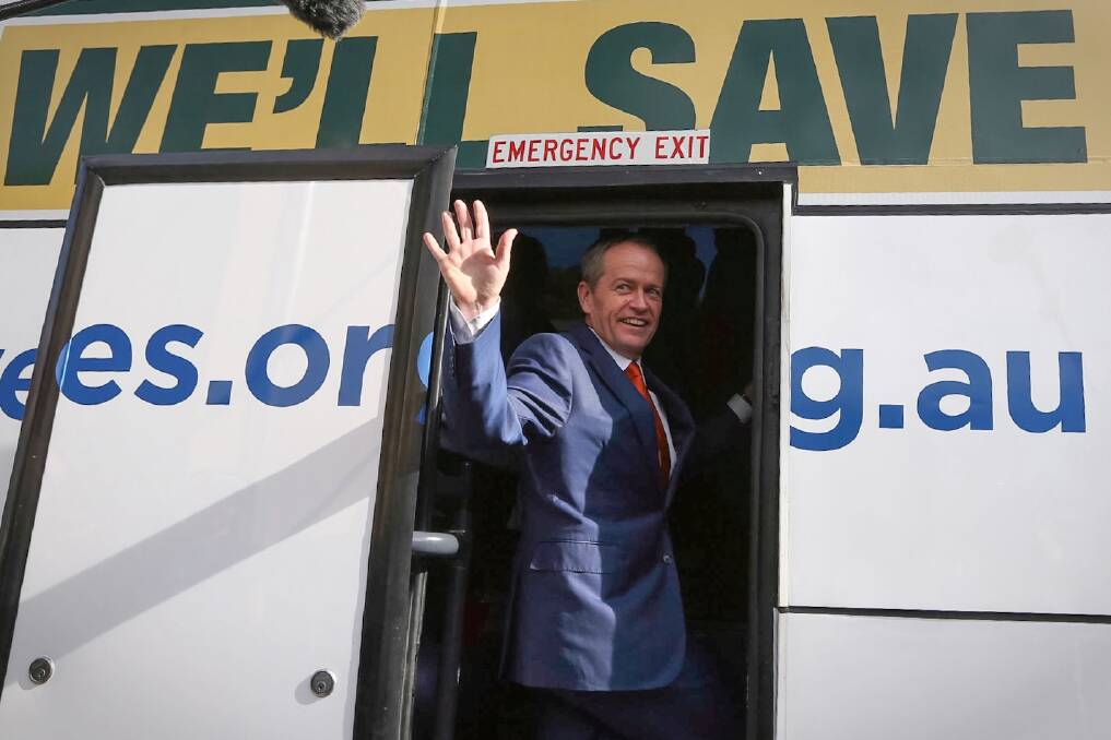 Bill Shorten boards the campaign bus after a NDIS rally in 2016. Photo: Alex Ellinghausen 