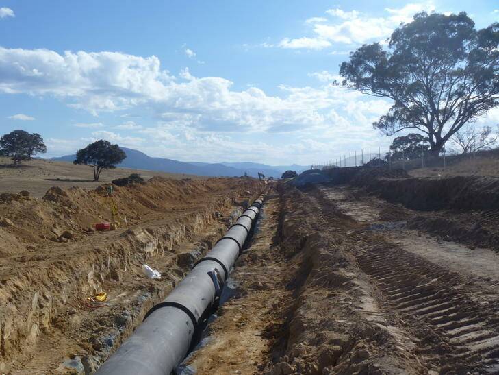 Installation of the Murrumbidgee to Googong pipeline. Photo: Col Ellis