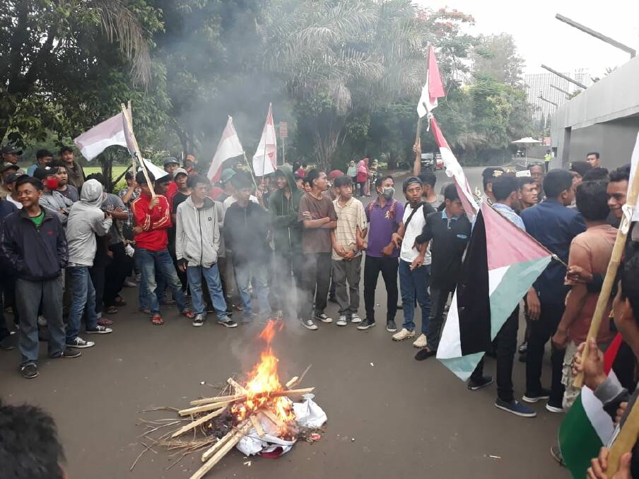 Small groups have protested outside the Australian embassy in Jakarta several times this week.  Photo: Rudi Aliyafi