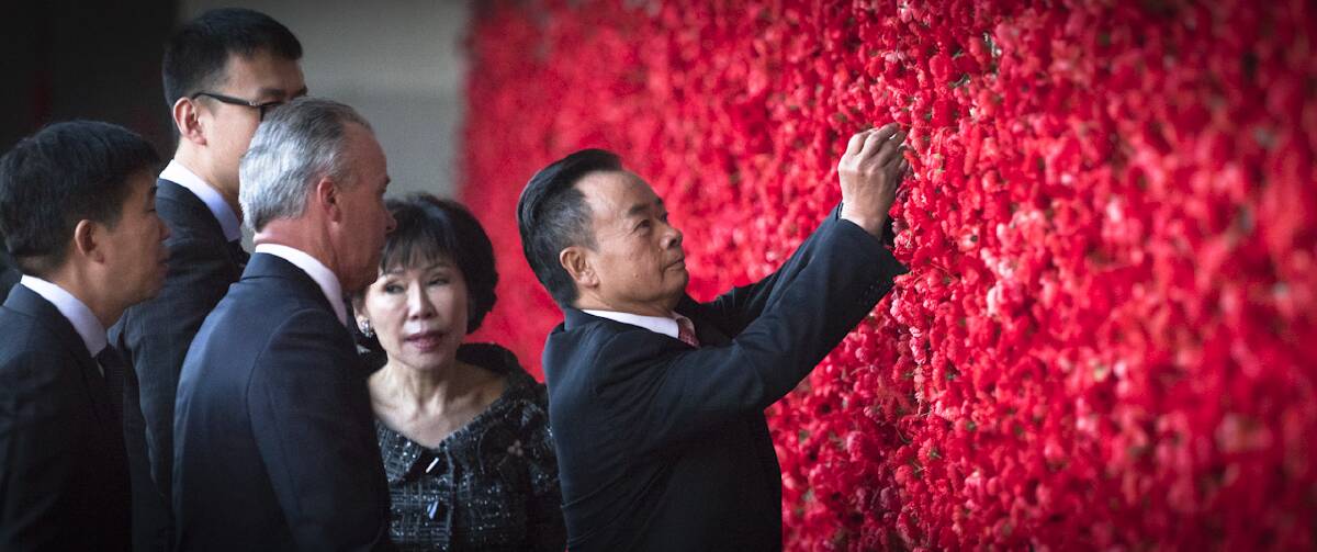 Memorial director Dr Brendan Nelson, second left, and Dr Chau Chak Wing, far right, commemorating Chinese Australian Military History at the Australian War Memorial, 16 Sept 2015. Photo: Fiona Silsby/AWM