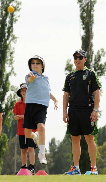 Brad Haddin gives some bowling tips. Photo: Colleen Petch