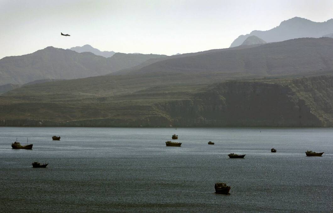A plane flies over the mountains south of the Strait of Hormuz, which separate Iran from the Arabian Peninsula. Photo: AP