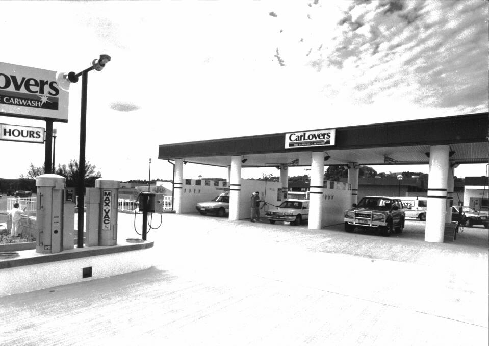Customers come for their first use of the new Weston Creek Car Lovers in 1993. Photo: Fairfax Media