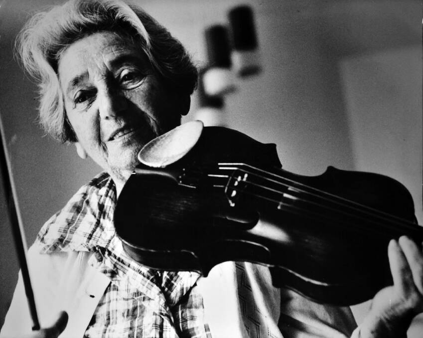 Hanna Enders with her Bohemian voilin in 1986. Photo: Canberra Times