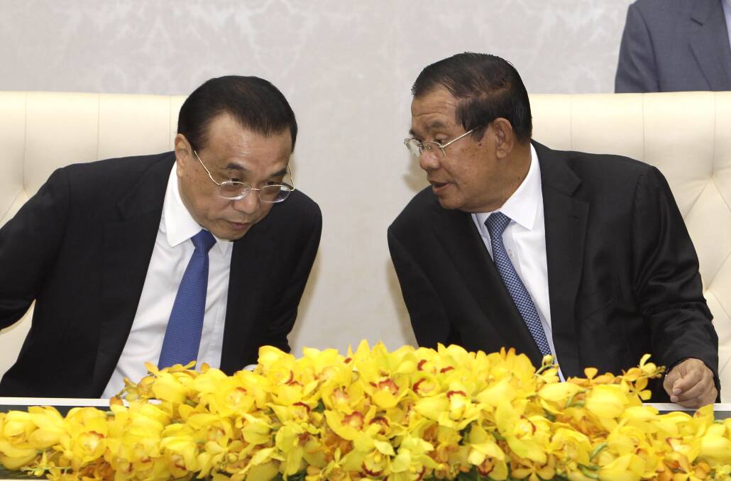 Closer ties: China's Premier Li Keqiang, left, talks with his Cambodian counterpart Hun Sen, during a signing ceremony at Peace Palace in Phnom Penh, on January 11.  Photo: AP