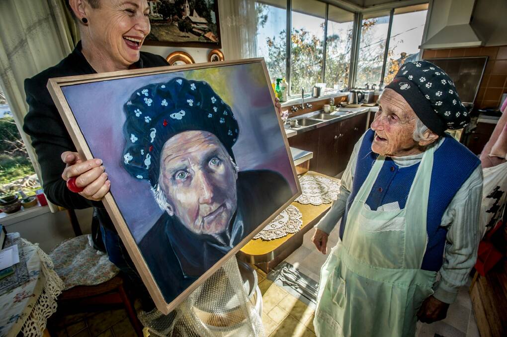 Jenny presenting 93-year-old humanitarian Stasia Dabrowski with her oil portrait last year. Photo: Karleen Minney