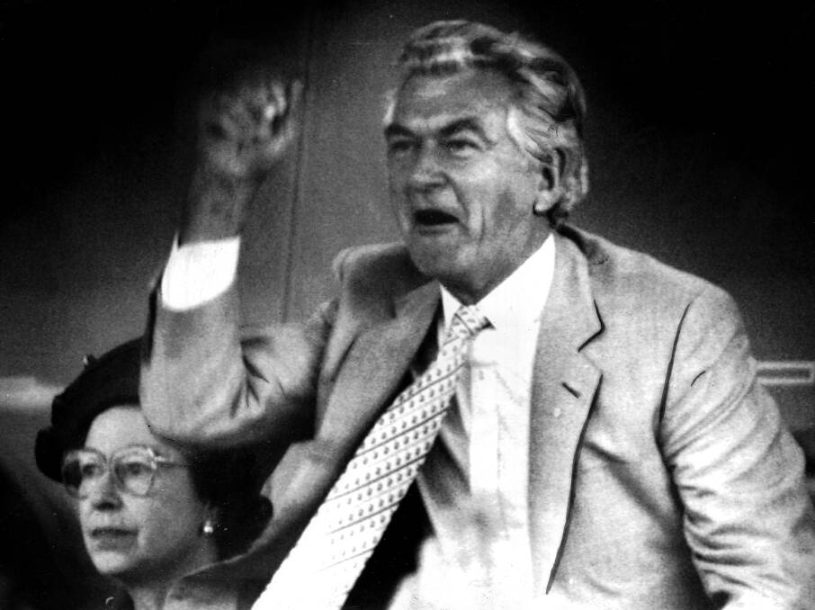Prime Minister Bob Hawke goes all Aussie at the races in Canberra in 1988 with Queen Elizabeth. Photo: Bruce Postle