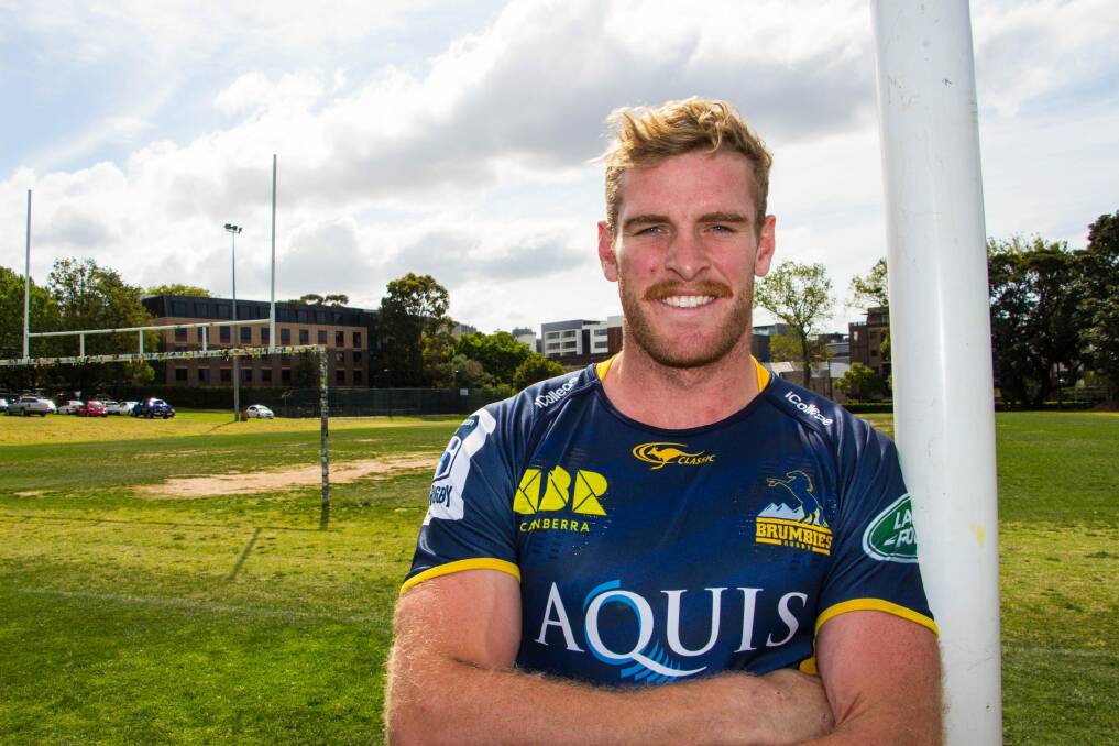 Tom Cusack signs with the ACT Brumbies. Photo: Brumbies Media