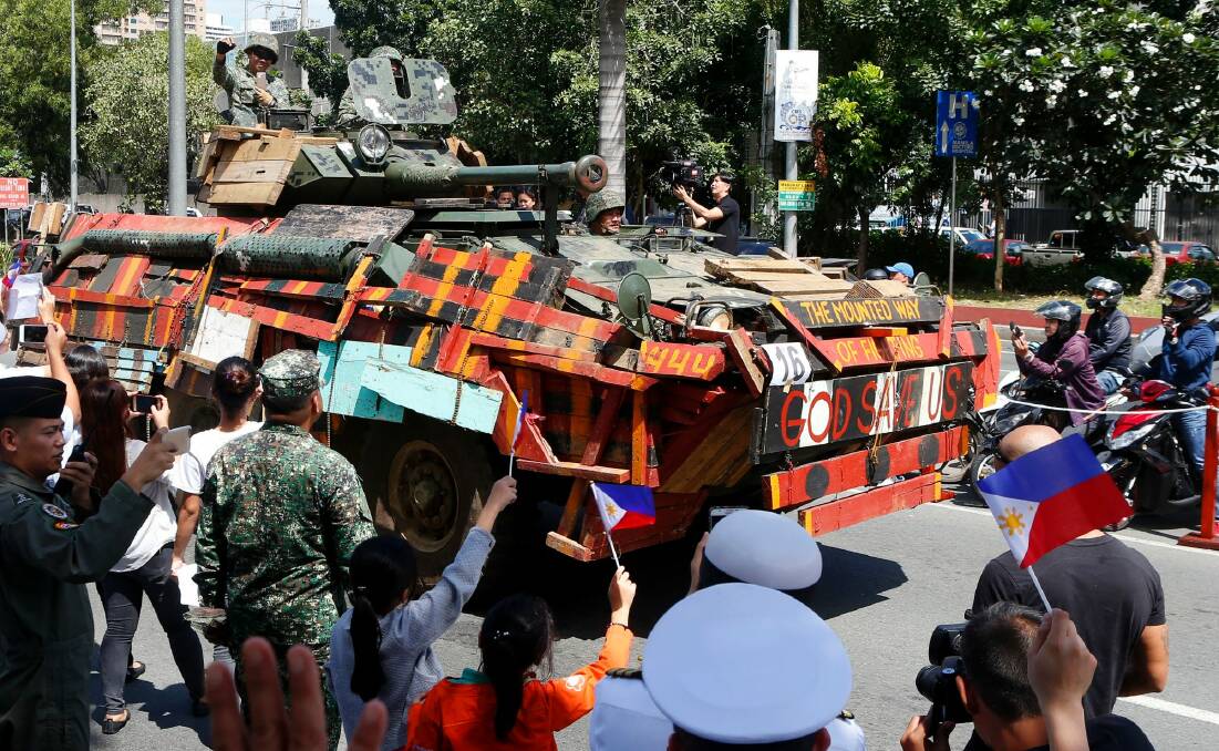 A convoy of Philippine Marines, who took part in the battle against Muslim militants in the besieged city of Marawi in southern Philippines, are given a heroes welcome as they pass by the Philippine Navy headquarters. Photo: AP
