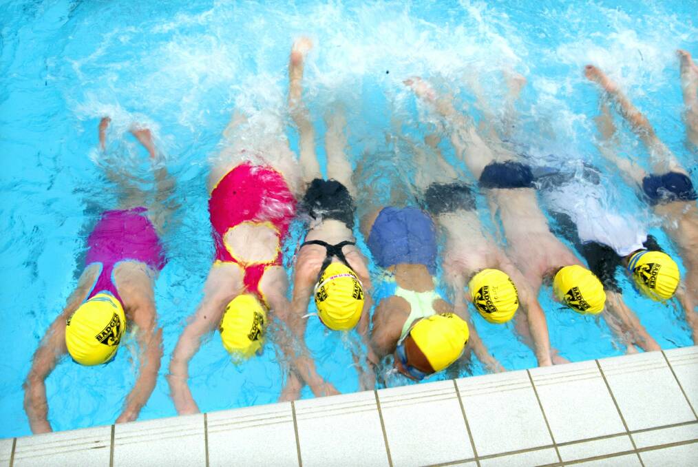 School children take swimming lessons in North Sydney. Photo: Peter Morris