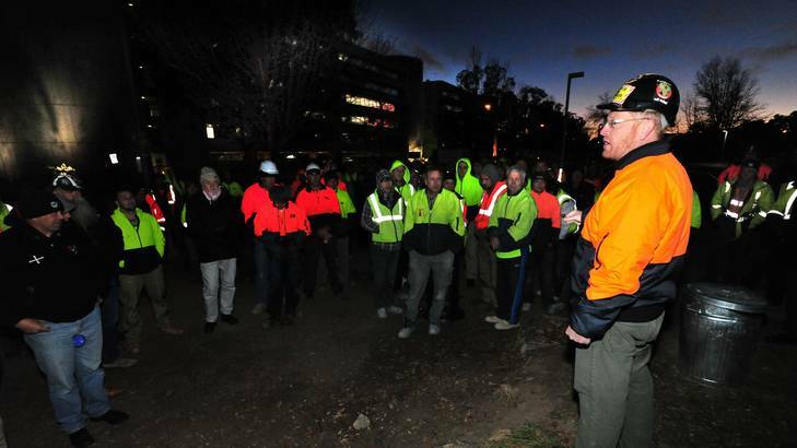 ACT CFMEU Branch secretary Dean Hall speaks to workers at the Lend Lease site in Barton. Photo: Karleen Minney