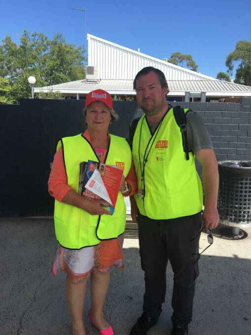 Canberra Liberals deputy leader Nicole Lawder and The Big Issue vendor Grant at the Erindale shops. Photo: supplied