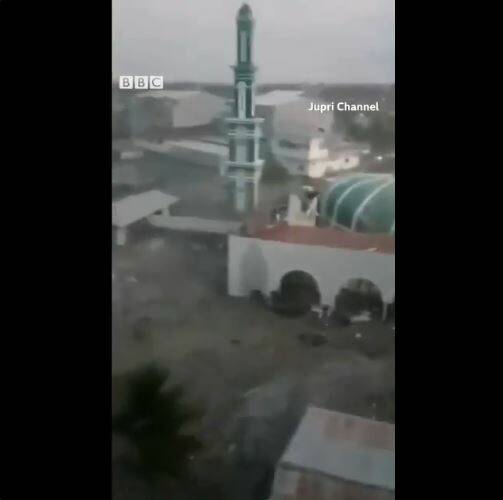 A tsunami wave floods a mosque in the town of Palu.  Photo: BBC