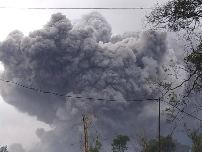 Indonesia's Mount Semeru volcano has again covered an East Java province in a cloud of ash.