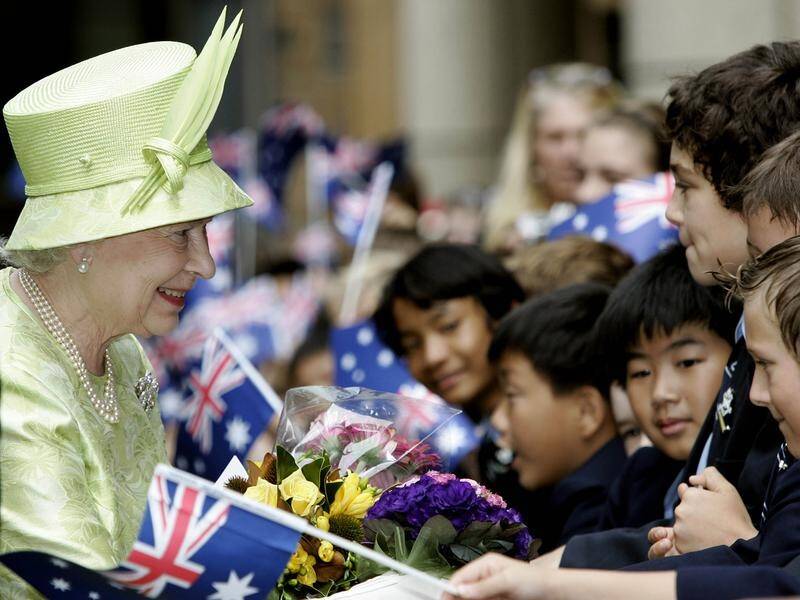 Queen Elizabeth ll made 16 visits to Australia during her reign and always made time for the locals. (Rob Griffith/AAP PHOTOS)