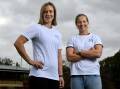 Ellyse Perry (l) has spoken of the courage it took for her former skipper Meg Lanning (r) to retire. (Joel Carrett/AAP PHOTOS)