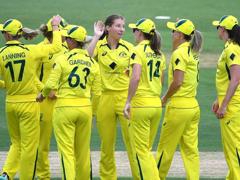 Darcie Brown (c) took 3-32 as Australia restricted Pakistan to 125 before winning by 10 wickets. (Jono Searle/AAP PHOTOS)