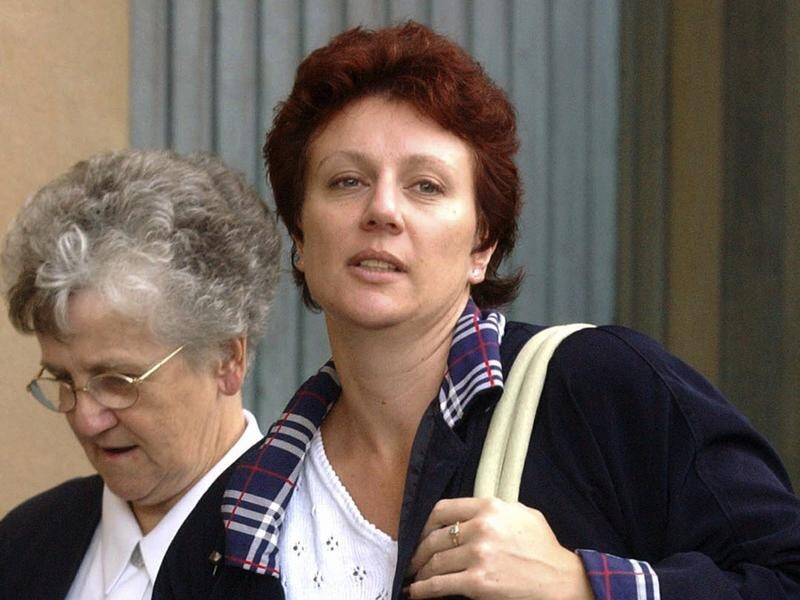 New genetic evidence has led to Kathleen Folbigg, centre, being granted an unconditional pardon. (Mick Tsikas/AAP PHOTOS)