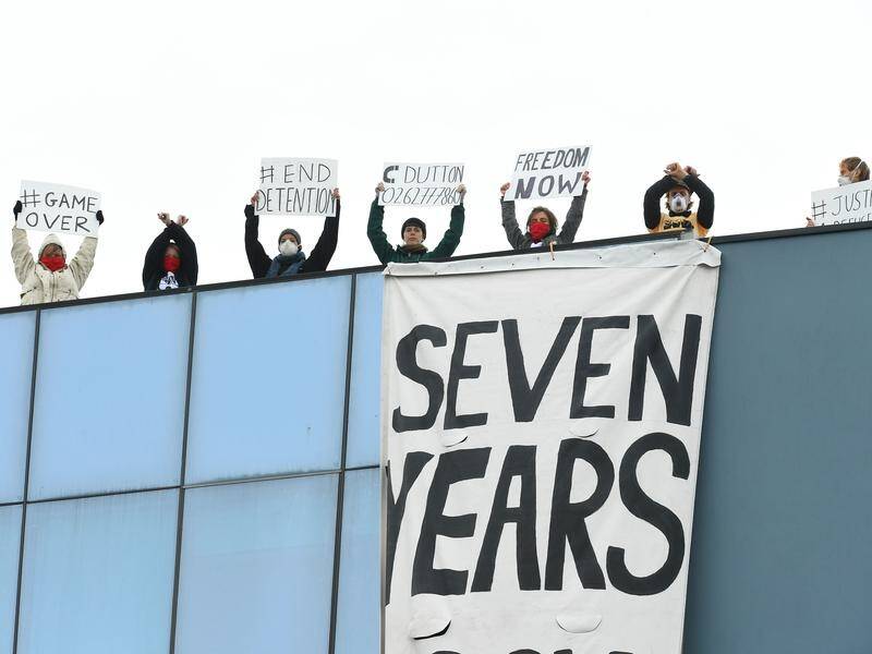 Protesters on Melbourne's Mantra Hotel roof had demanded the release of asylum seekers inside.