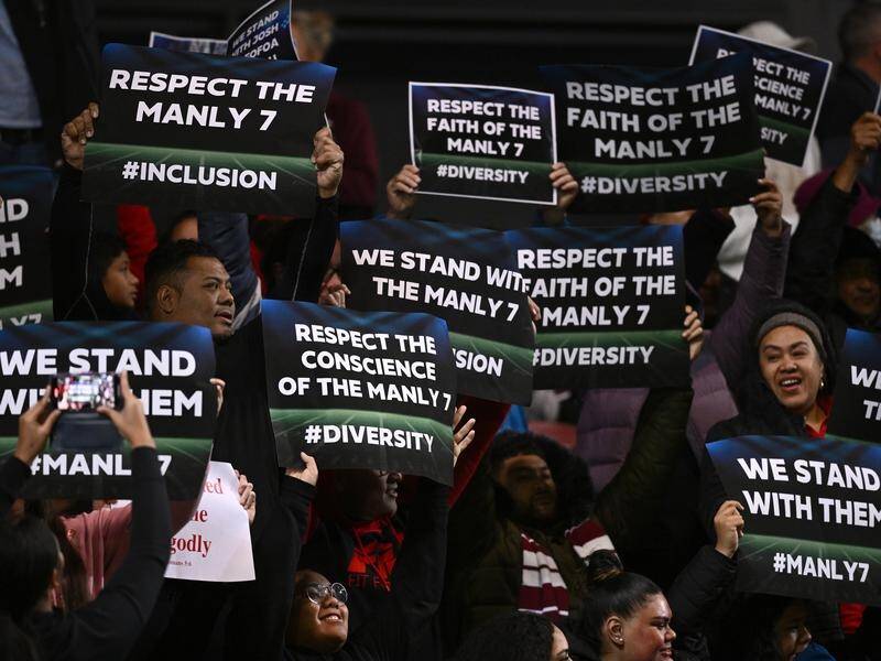 Fans show their support for the 'Manly seven' at the time of the NRL club's pride jersey furore. (Dan Himbrechts/AAP PHOTOS)