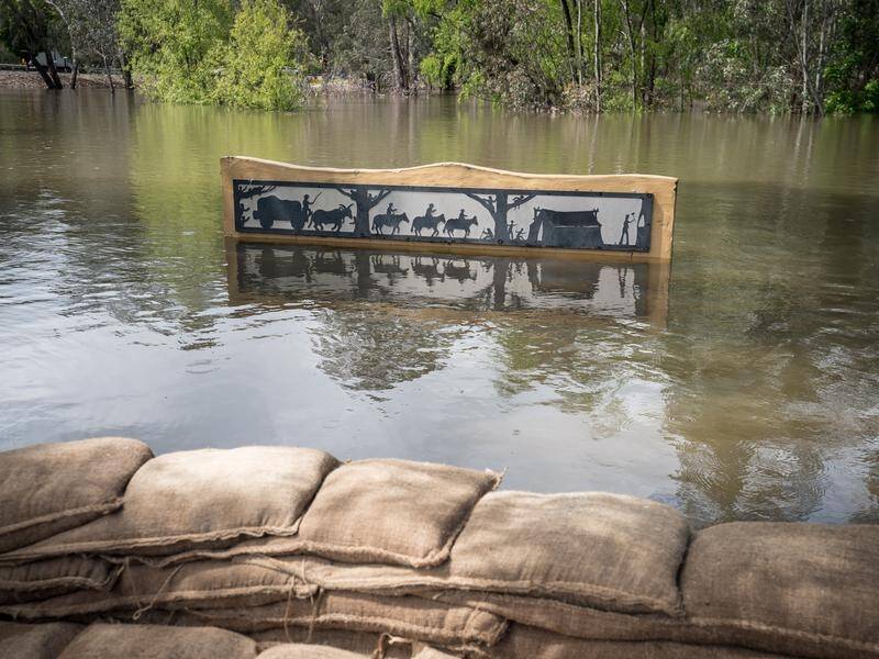 Sandbags on the Lincoln Causeway in Wodonga, Victoria, which is set to be hit by more flooding. (Simon Dallinger/AAP PHOTOS)
