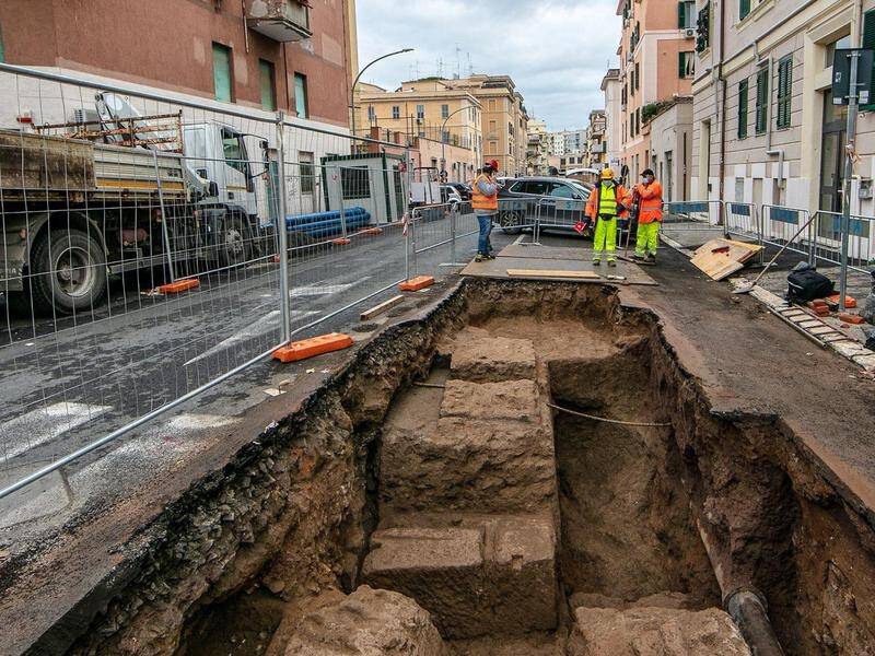 A dig for new water pipes in Rome has discovered parts of a 2000 year old funerary complex.
