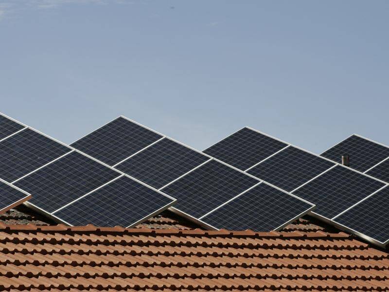 A report says the distribution of solar energy from homes could help Australia's energy transition. (Raoul Wegat/AAP PHOTOS)