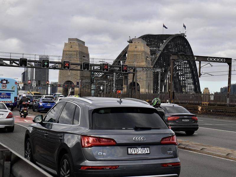 A police operation is underway to remove climate change protesters from Sydney Harbour Bridge.