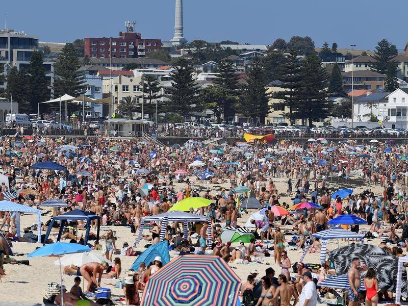Warm Christmas Day weather across much of Australia is continuing on Boxing Day. (Bianca De Marchi/AAP PHOTOS)