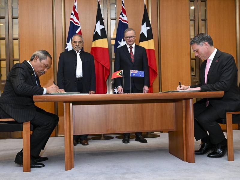 East Timor president Jose Ramos-Horta (second from left) witnessed the signing of the defence deal. (Lukas Coch/AAP PHOTOS)