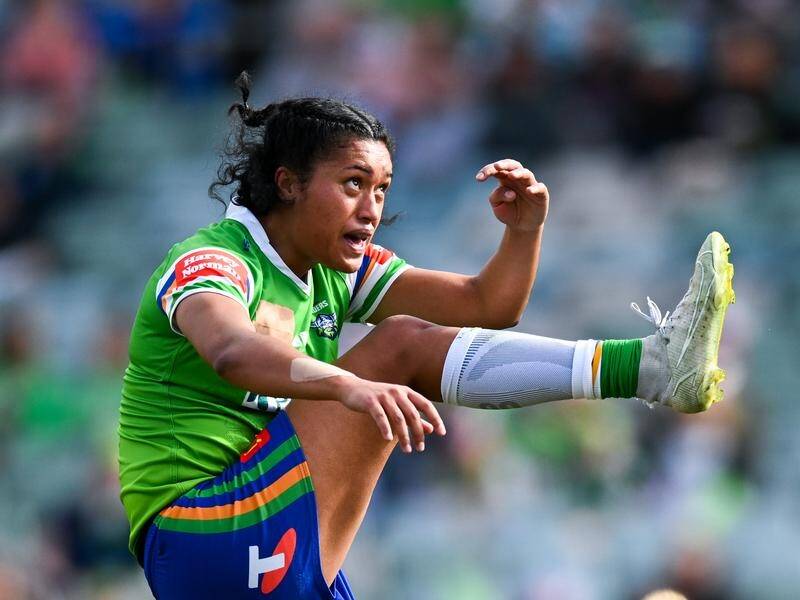 Zahara Temara's late field goal has earned Canberra a one-point win over St George Illawarra. (Lukas Coch/AAP PHOTOS)