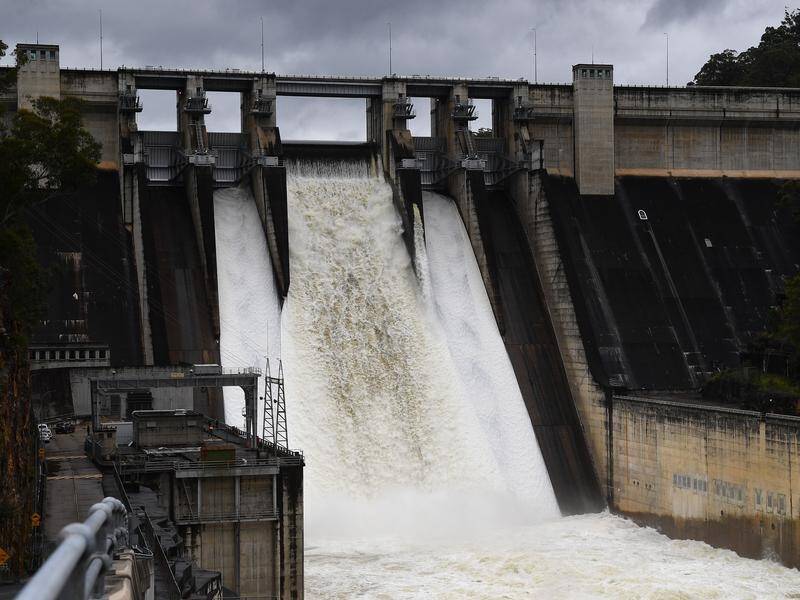 Plans to raise the wall of Sydney's Warragamba Dam have been criticised by environmentalists. (Dan Himbrechts/AAP PHOTOS)
