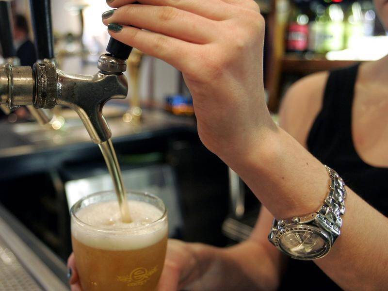 Australia's heaviest drinkers mostly consumer regular strength beer and cask wine, a report says.