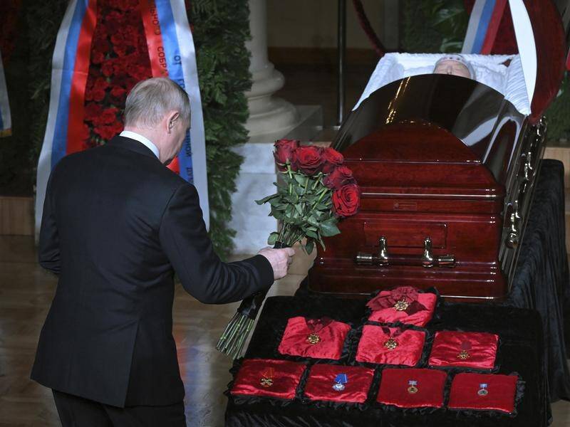 Russian President Vladimir Putin puts flowers on the coffin ofVladimir Zhirinovsky.