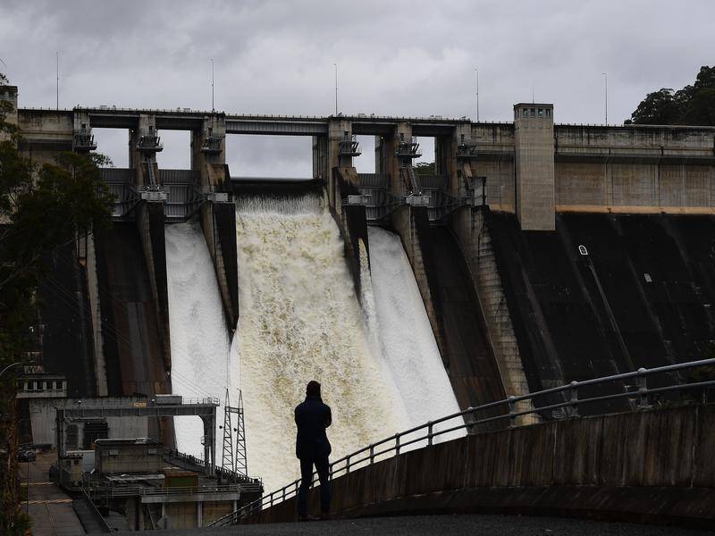Warragamba Dam provides Sydney's drinking water and could limit its supply if partially drained. (Dan Himbrechts/AAP PHOTOS)