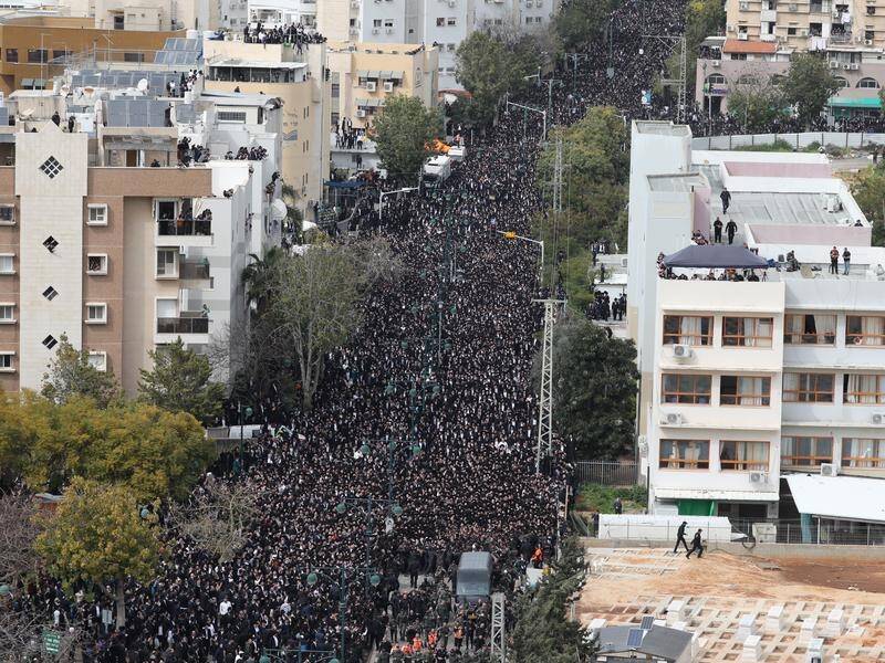 Some 350,000 mourners gather for funeral of prominent ultra-Orthodox rabbi.
