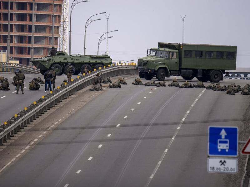 Air raid sirens have wailed over the city of Kyiv as Ukrainian soldiers took positions on a bridge.