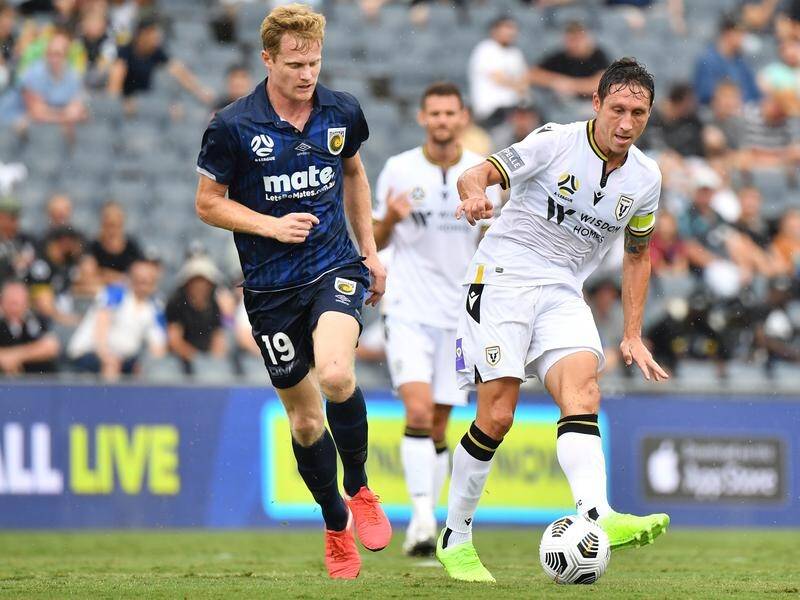 Mark Milligan (r) wants revenge against the Mariners in the A-League's table-topping clash.