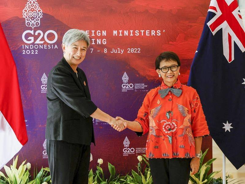 Indonesian Foreign Minister Retno Marsudi (R) shakes hand with Australia's Penny Wong in Bali.