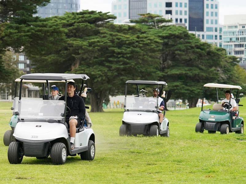 Recreational golfers can continue to play outside Victoria despite a request from Golf Australia.