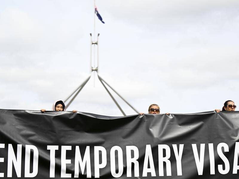 Refugee advocates want Labor to follow through on abolishing temporary protection visas. (Lukas Coch/AAP PHOTOS)