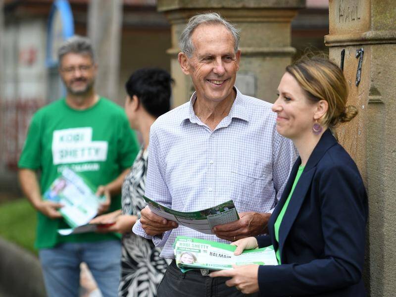 Former Greens senator Bob Brown was on hand to give Kobi Shetty a profile boost in Balmain. (Steven Saphore/AAP PHOTOS)