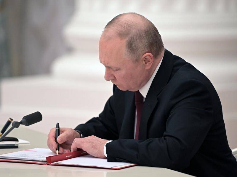 Russian President Vladimir Putin says two regions of Ukraine held by separatists will be recognised.