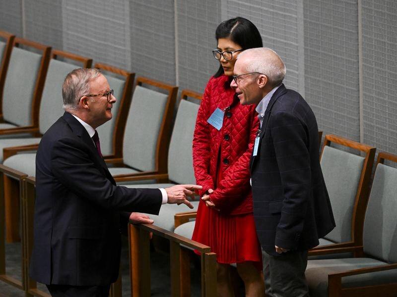 Sean Turnell and his wife Ha Vu were brought into the parliament chamber by Anthony Albanese. (Lukas Coch/AAP PHOTOS)