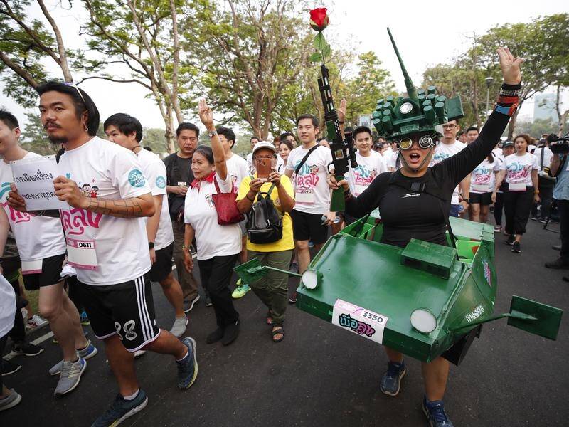 Runners and supporters have gathered at a Bangkok park in a show of dissent against the PM.