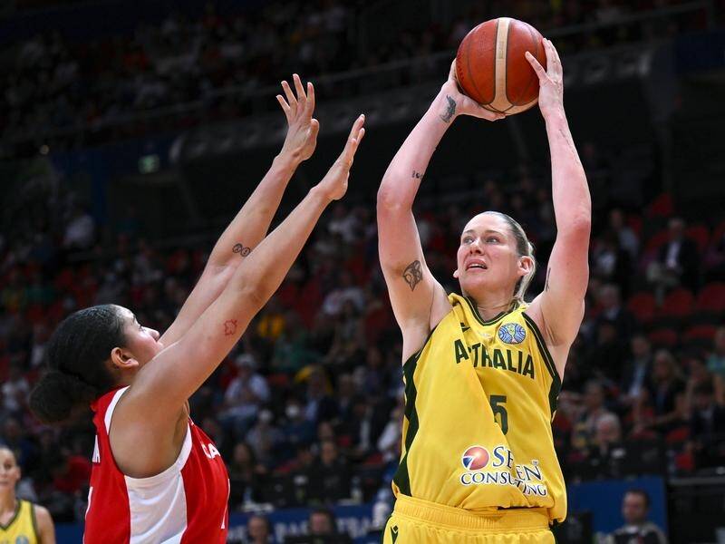 Lauren Jackson (right) of Australia in action during the 2022 FIBA Women's Basketball World Cup. (James Gourley/AAP PHOTOS)